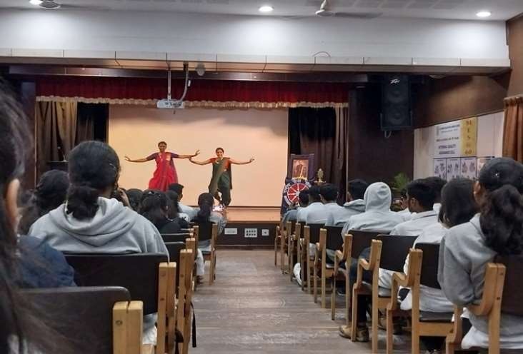 MES College of Arts, Commerce and Science